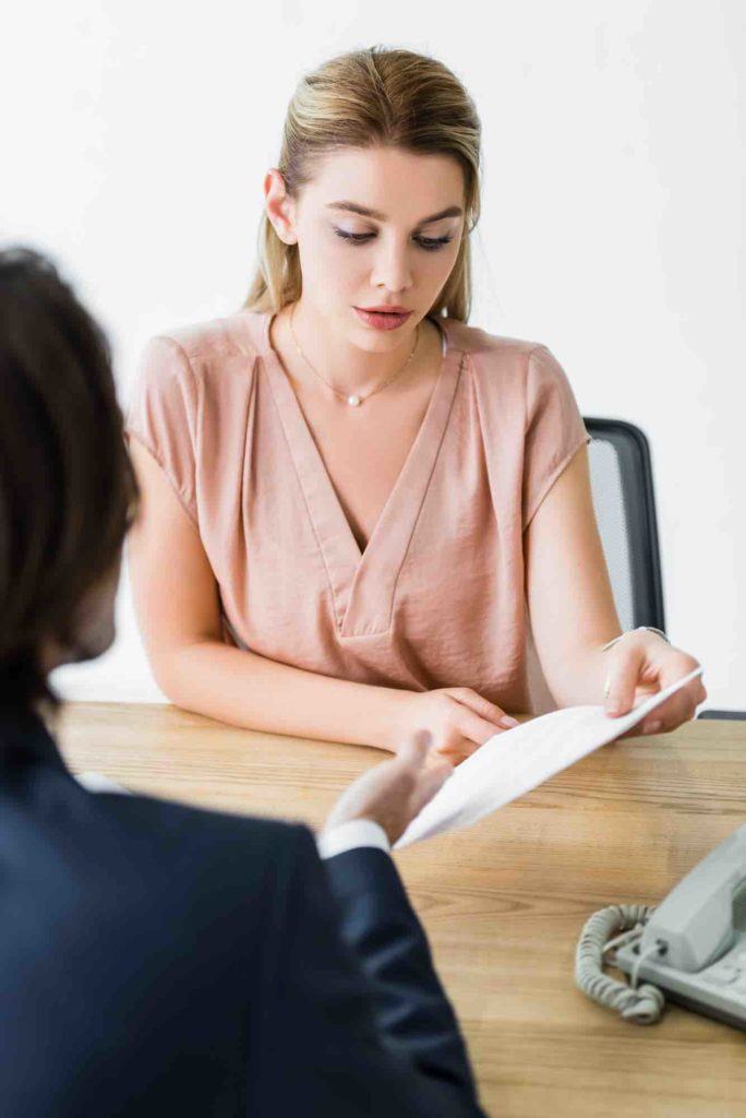 Frau berät sich beim Anwalt wegen einer Firmengründung