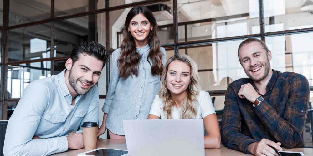 Gründer sitzen vor dem Laptop